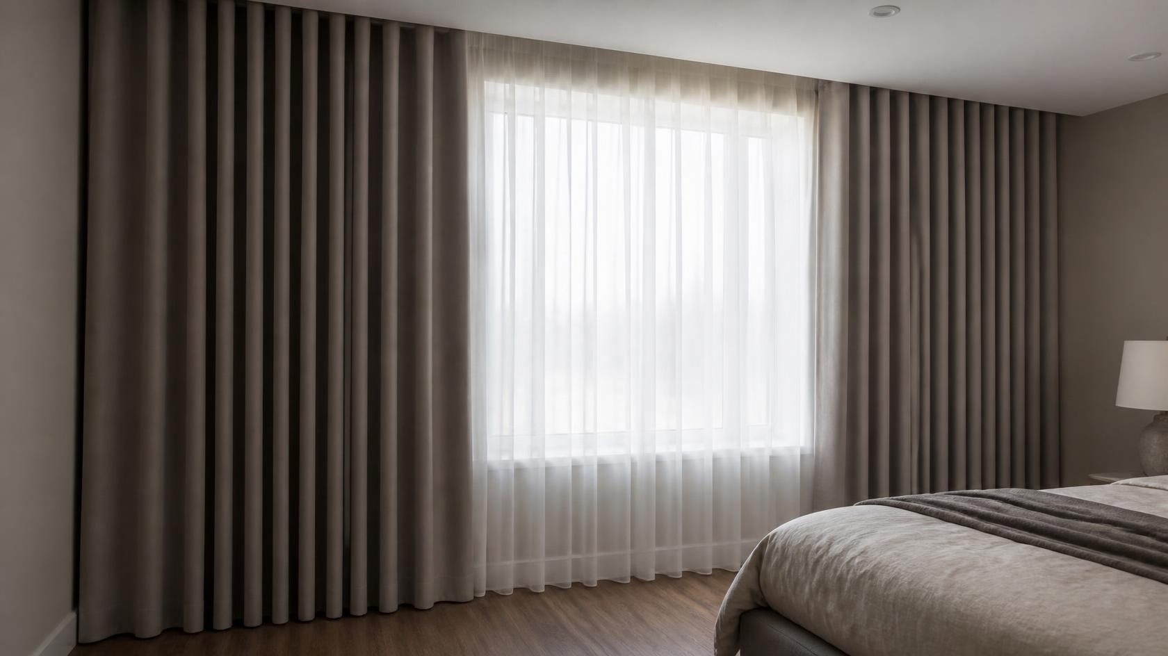 Bodenlange Wärmeschutzvorhänge am Fenster, die seitlich über den Fensterrahmen reichen